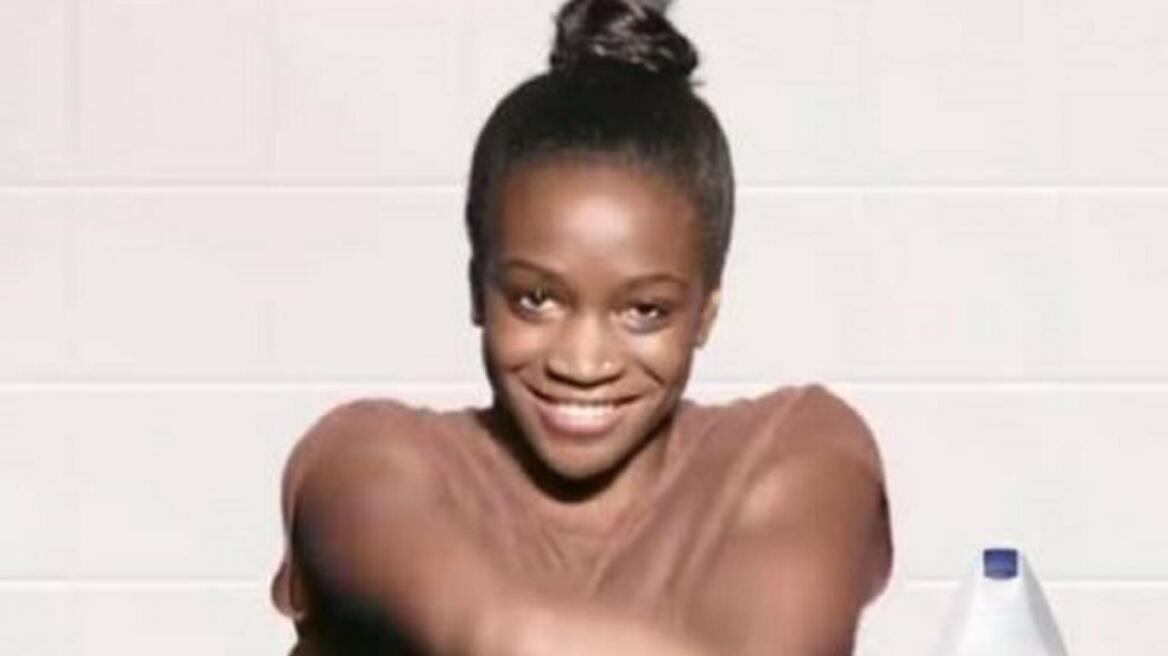 Χαμός με διαφήμιση της Dove: Μαύρη γυναίκα πλένεται με αφρόλουτρο της εταιρείας και γίνεται... λευκή 