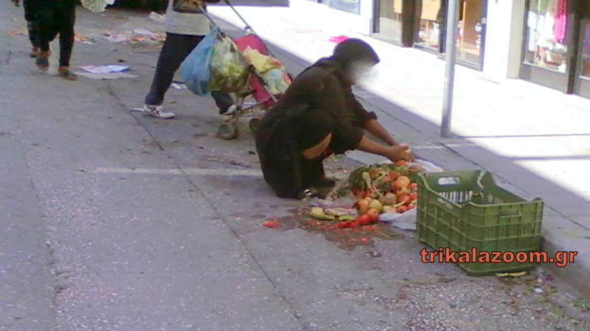 Εικόνες που σοκάρουν στα Τρίκαλα: Γιαγιά μαζεύει φρούτα και ψάρια από τον δρόμο