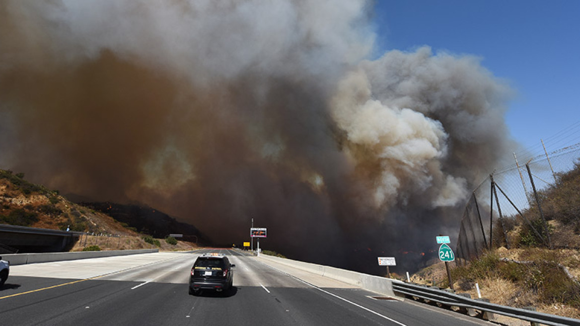 Η Καλιφόρνια φλέγεται: 11 νεκροί -  2.000 κτήρια στις φλόγες