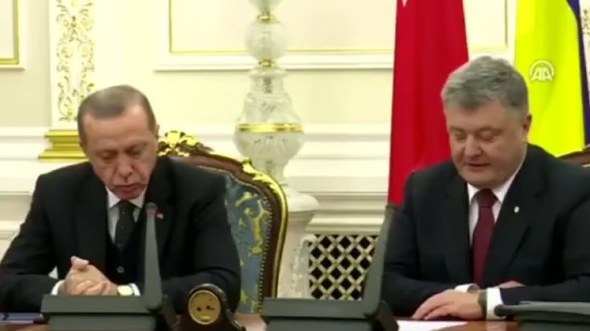 Βίντεο: Ενώ ο Ποροσένκο μιλούσε, ο Ερντογάν... αποκοιμήθηκε!