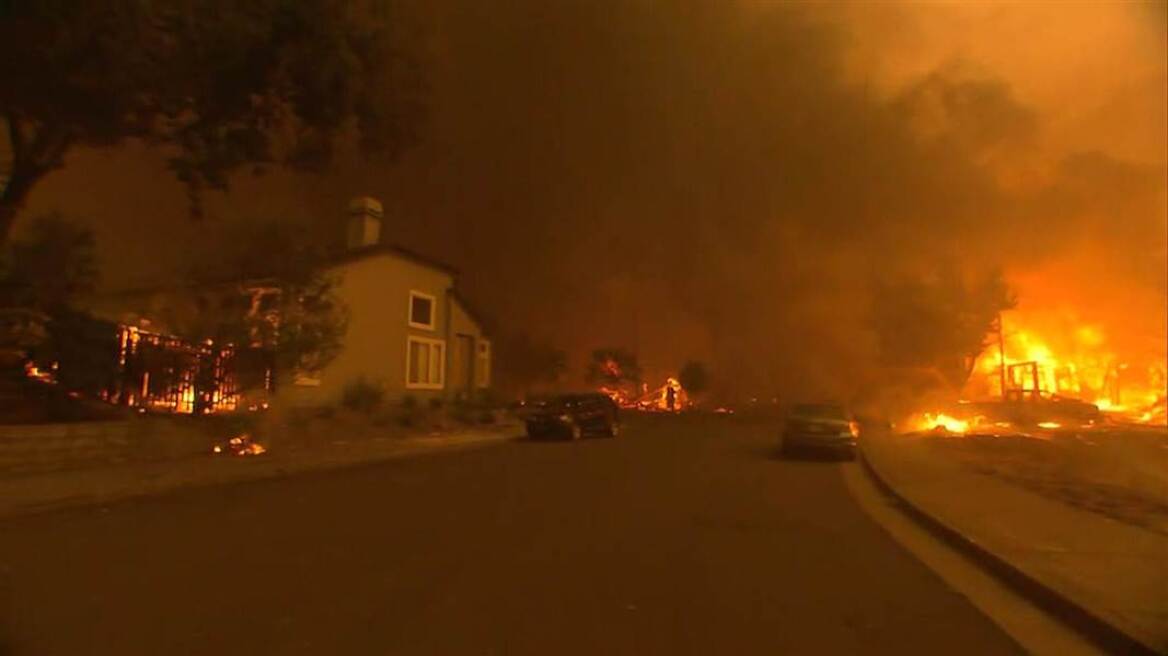 Καλιφόρνια: Ανεξέλεγκτες μαίνονται οι πυρκαγιές που έχουν σκοτώσει 21 ανθρώπους