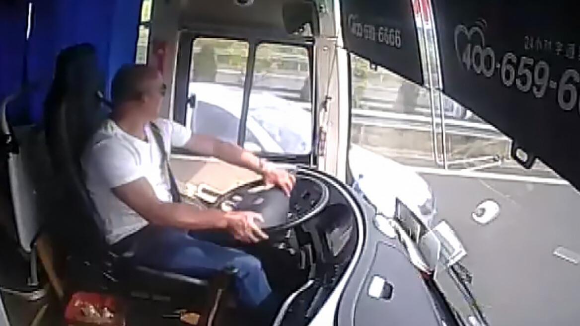 Τρομακτικό βίντεο: Αυτοκίνητο χτυπάει λεωφορείο και το αναποδογυρίζει