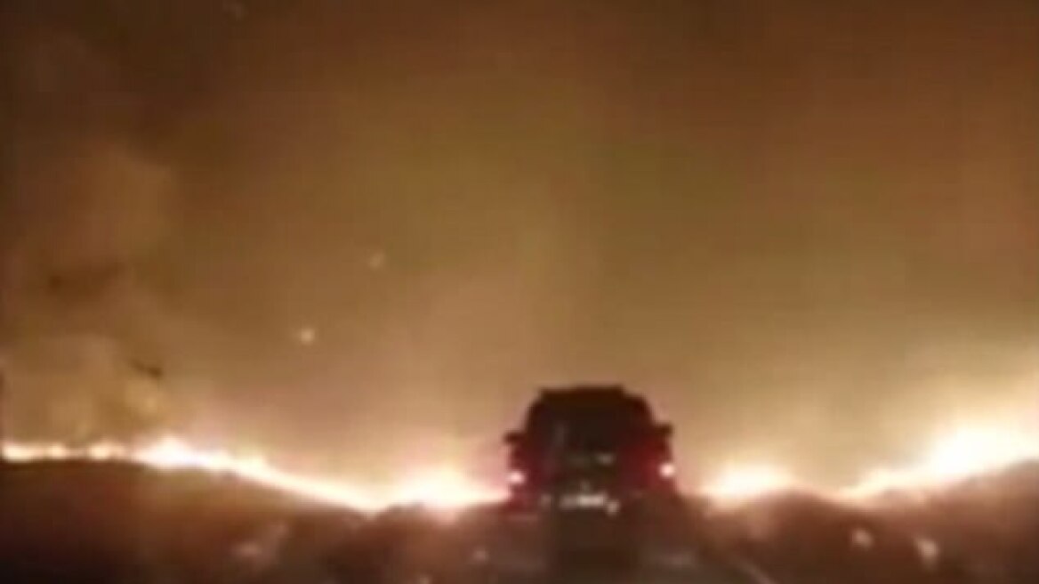 Δραματικό βίντεο από την Καλιφόρνια: «Απέδρασαν» από τις φωτιές με τις φλόγες δίπλα τους
