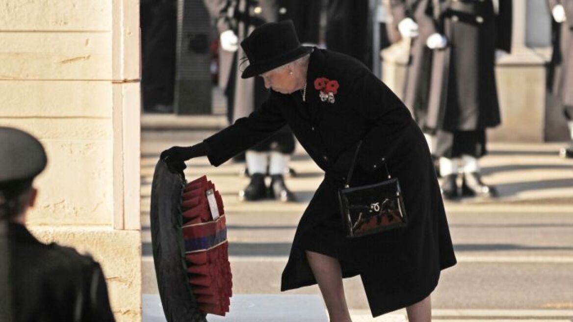 Η βασίλισσα Ελισάβετ αντιμετωπίζει πρόβλημα υγείας; Μετά από 65 χρόνια δεν θα καταθέσει στεφάνι στην «Ημέρα Μνήμης»