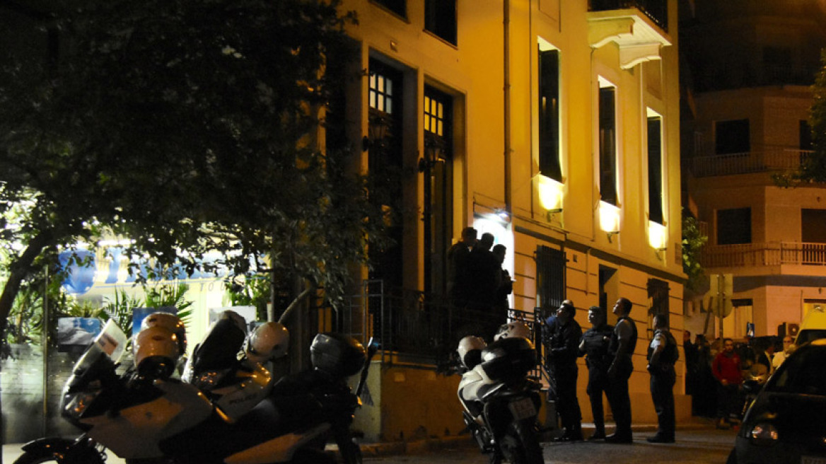 Δείτε LIVE: Έξω από το γραφείο του δολοφονηθέντος Μιχάλη Ζαφειρόπουλου