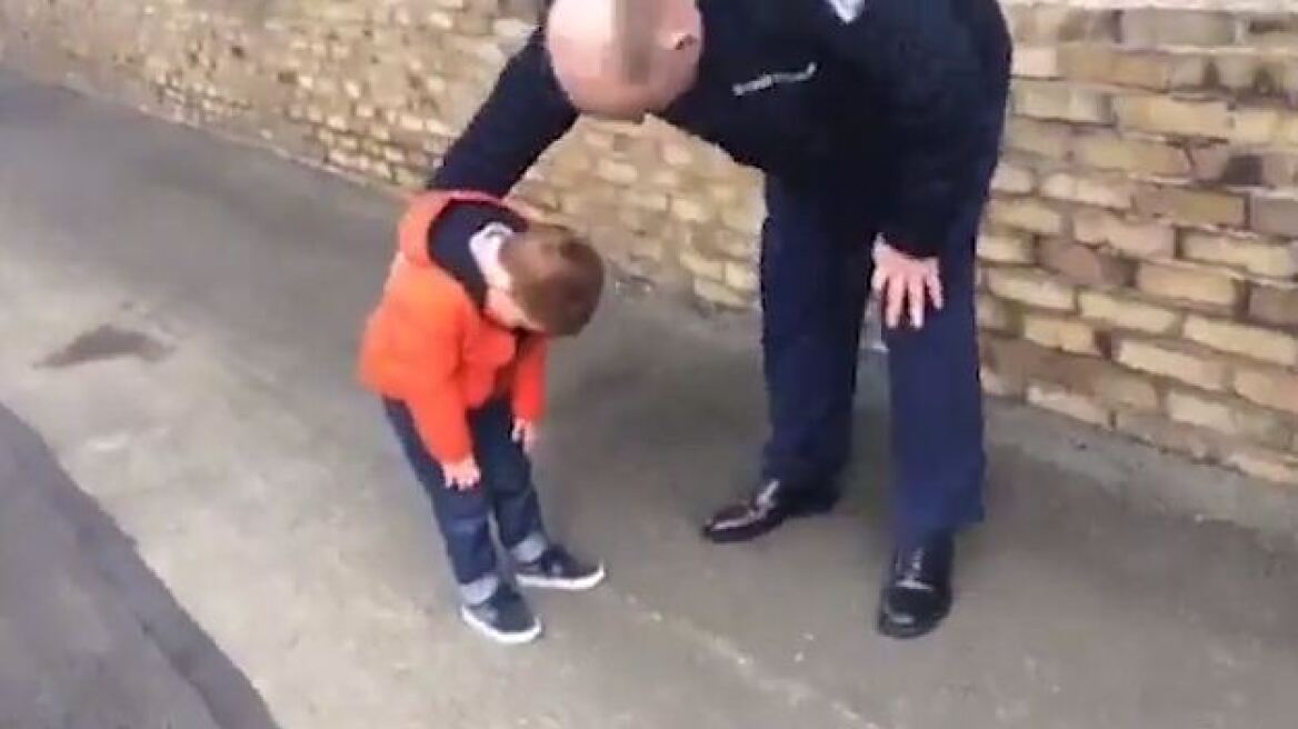 Η απίστευτη αντίδραση του μικρού γιου ενός στρατιωτικού όταν βλέπει τον μπαμπά του μετά από 6 μήνες