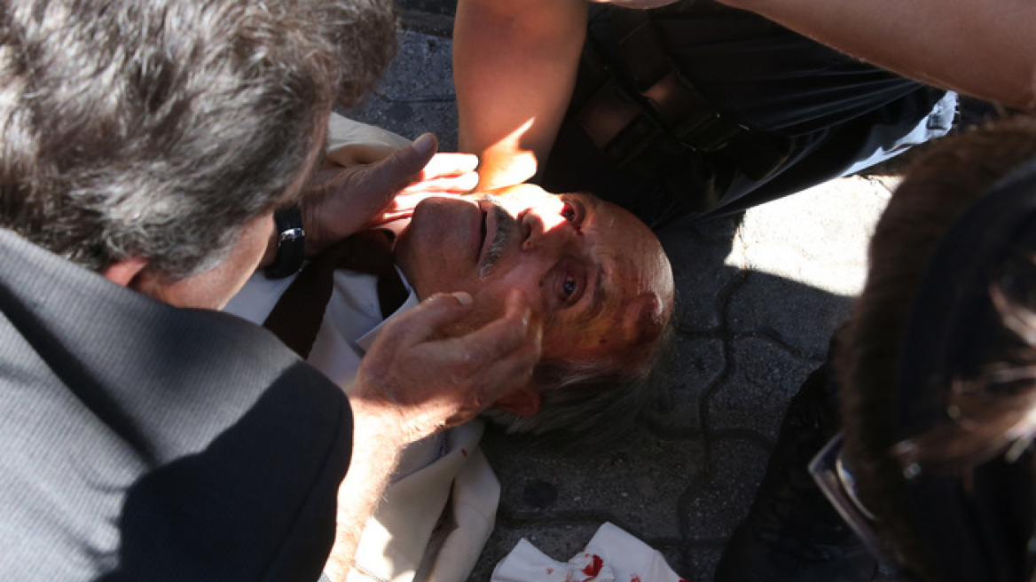 Απίστευτες εικόνες στην Ευελπίδων: Άνδρας των ΜΑΤ «γκρέμισε» ηλικιωμένο από σκάλα 