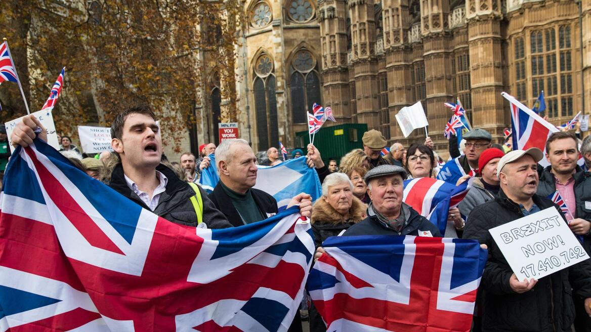 Τουλάχιστον 17.000 Βρετανοί ζήτησαν υπηκοότητα άλλης χώρας μέλους της ΕΕ μετά το δημοψήφισμα 