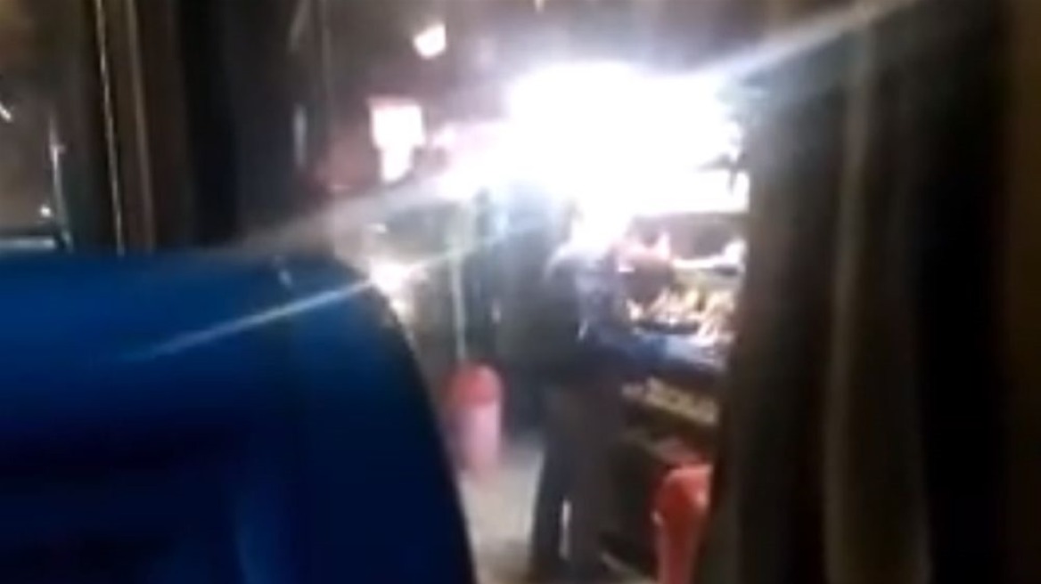 Απίστευτο: Οδηγός του ΟΑΣΘ σταματάει σε στάση, κατεβαίνει από το λεωφορείο και… πάει για τσιγάρα