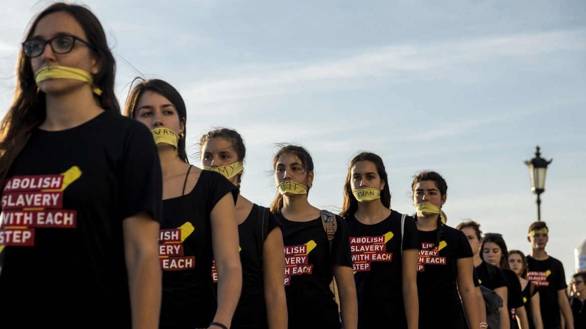 Walk for freedom: Με μαύρα ρούχα και μαντίλια στο στόμα κατά της εμπορίας ανθρώπων