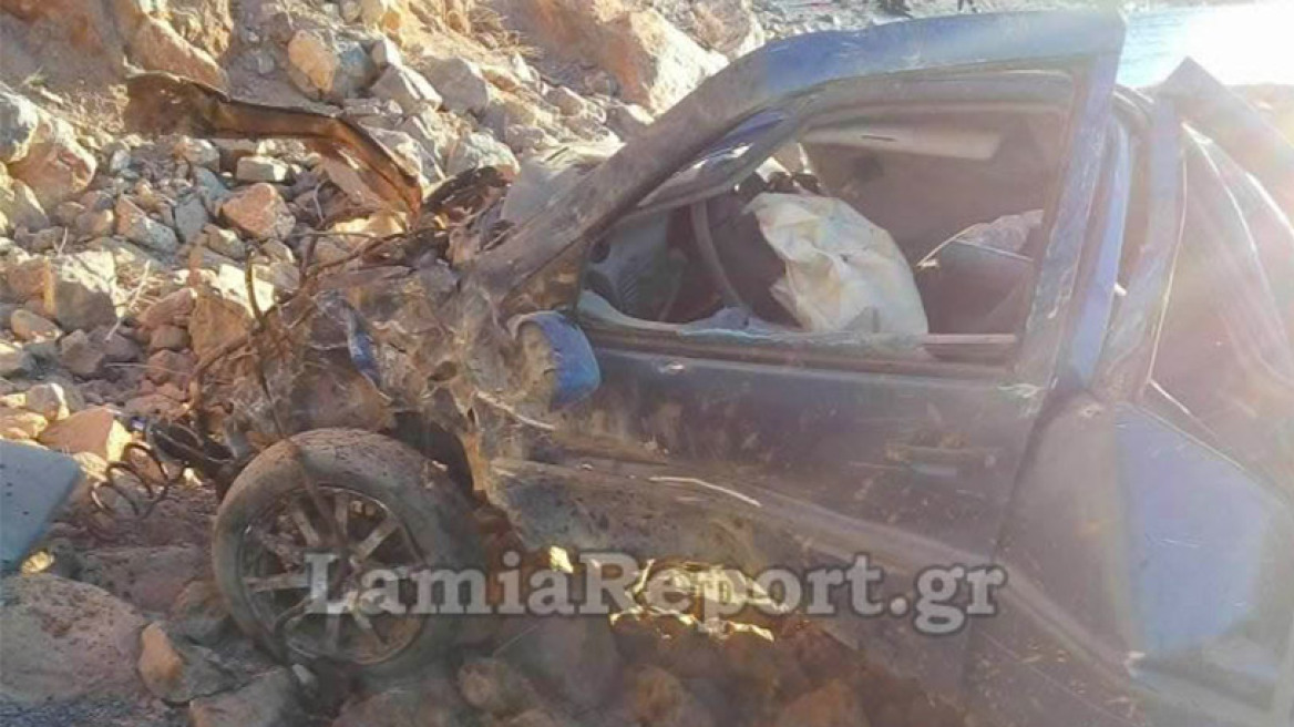 Συγκλονιστικές φωτογραφίες: Ό,τι απέμεινε από το αυτοκίνητο της 42χρονης που έπεσε στο γκρεμό