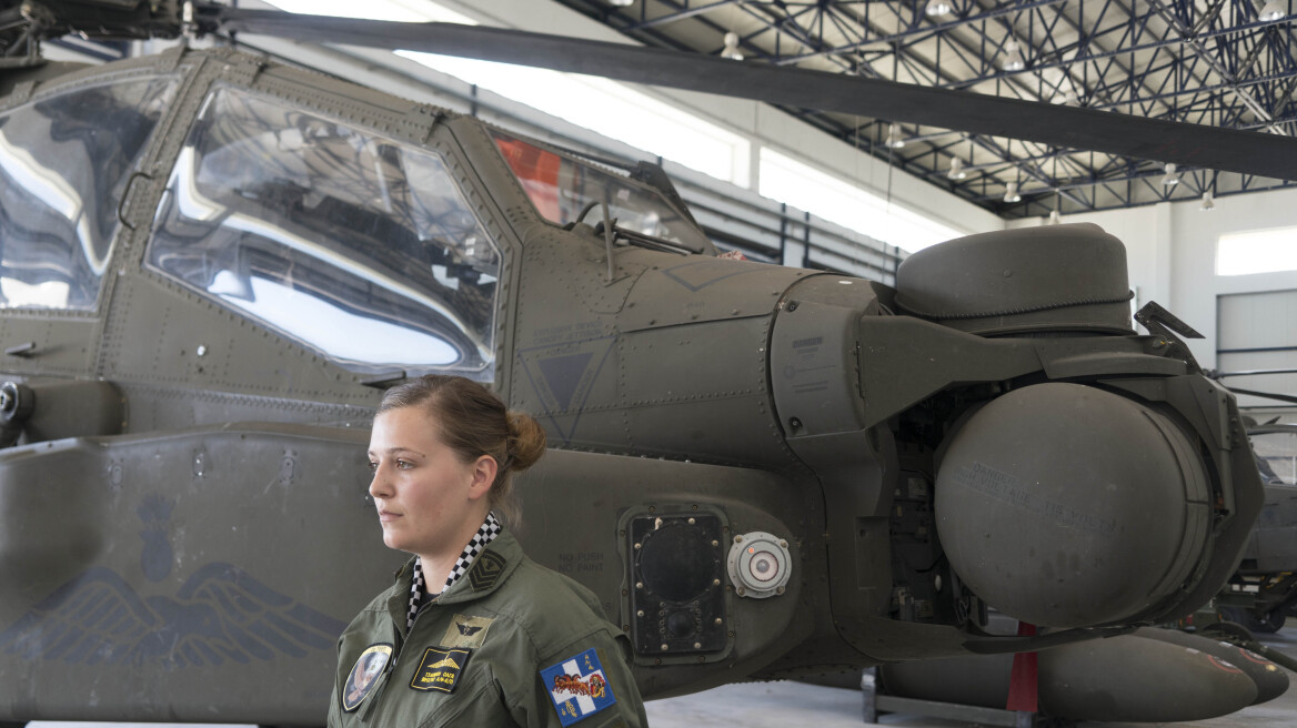 Όλγα Τσακνάκη: Η επιλοχίας της Αεροπορίας Στρατού που πετά ελικόπτερα Απάτσι
