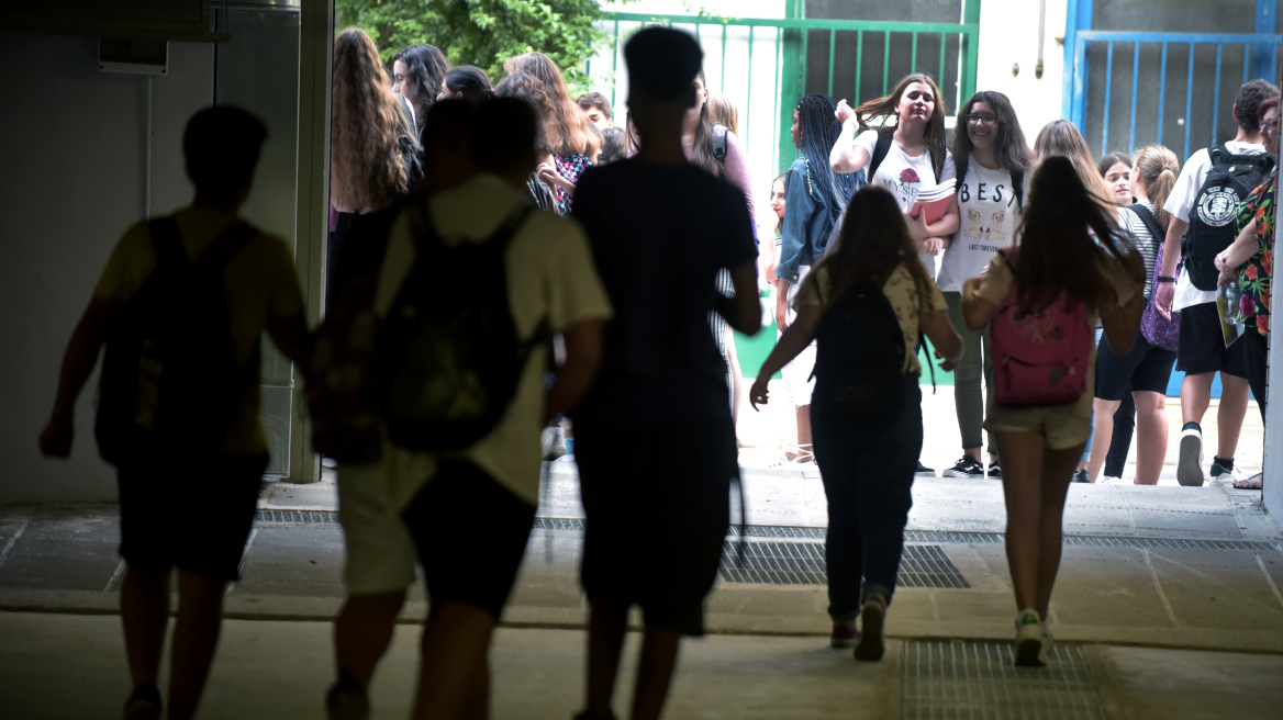 Θρίλερ στο Αγρίνιο με τη ναφθαλίνη: Μαθητές μεταφέρθηκαν στο νοσοκομείο με δηλητηρίαση!
