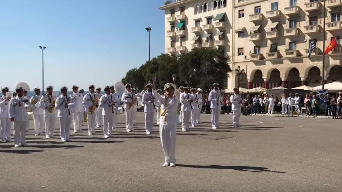 Βίντεο: Η μπάντα του Πολεμικού Ναυτικού παίζει το Despacito και τα «σπάει»