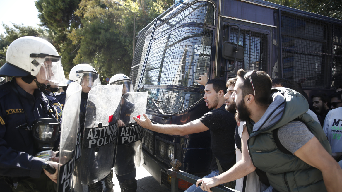 Ένταση μεταξύ ΜΑΤ και φοιτητών στο υπουργείο Δικαιοσύνης στη συγκέντρωση για την Ηριάννα
