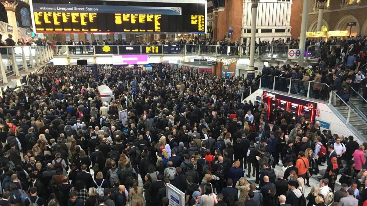 Φωτογραφία: Χάος σε σταθμό του Λονδίνου από μεγάλες καθυστερήσεις δρομολογίων 
