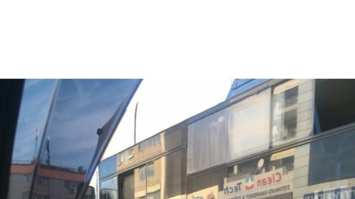 Φωτογραφία: Οδηγός λεωφορείου οδηγεί και κρατά το καπάκι των μπαταριών!