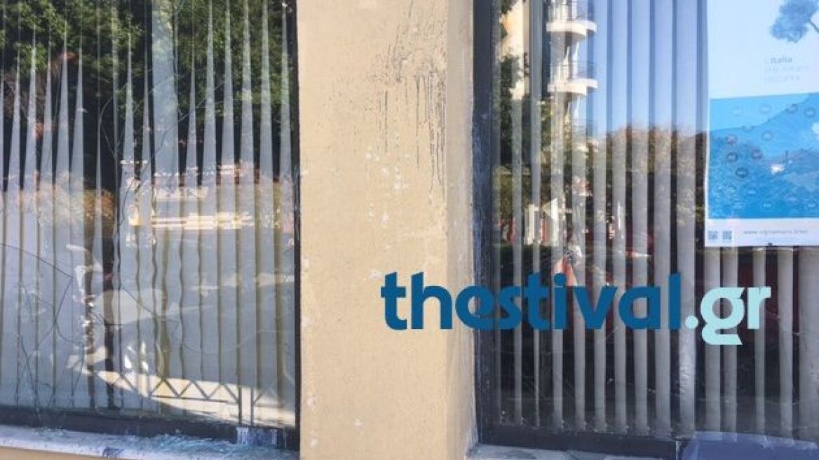 Θεσσαλονίκη: Κουκουλοφόροι προκάλεσαν φθορές στο ιταλικό προξενείο