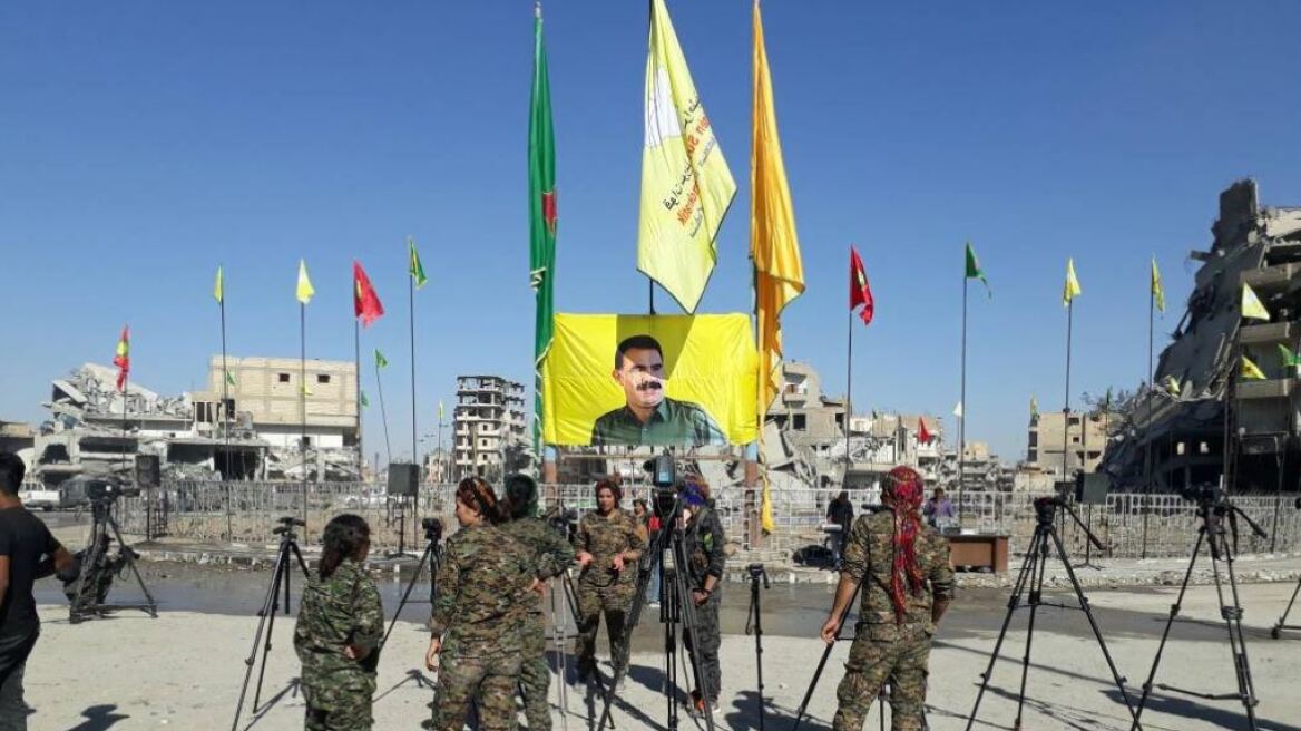 Οι Κούρδοι σήκωσαν το λάβαρο του Οτσαλάν στο κέντρο της Ράκας - Οργή της Άγκυρας