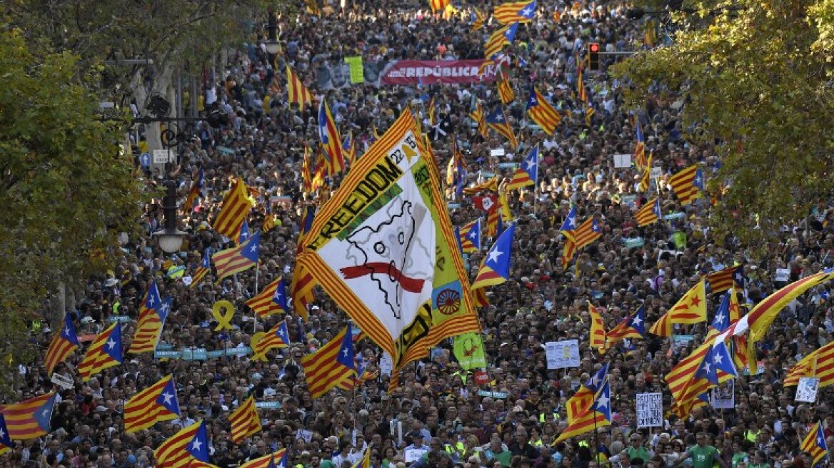 «Ποτάμι» διαδηλωτών στους δρόμους της Βαρκελώνης μετά την ενεργοποίηση του άρθρου 155