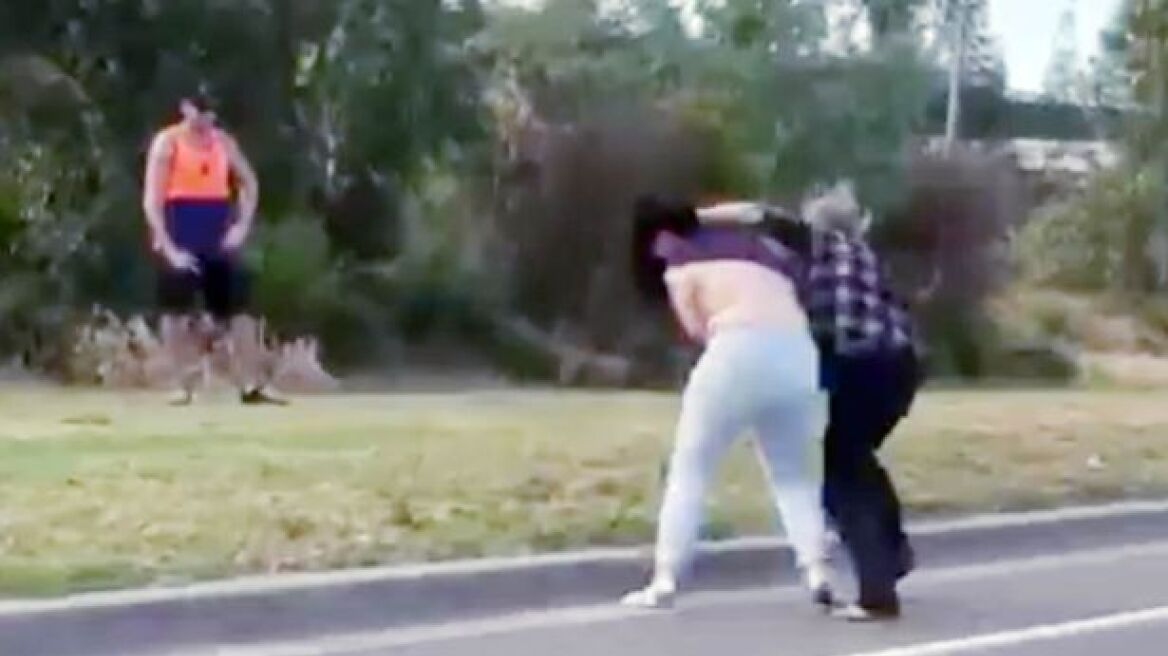 Αυστραλία: Άγριος γυναικοκαβγάς στη μέση του δρόμου - Την έγδυσε μπροστά σε περαστικούς