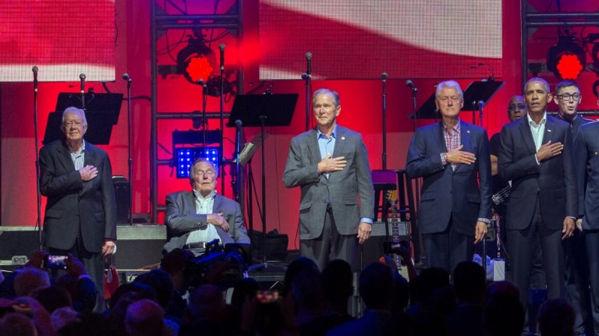 Σπάνια συνάντηση: Οι πέντε εν ζωή πρώην πρόεδροι των ΗΠΑ μαζί σε μουσική σκηνή