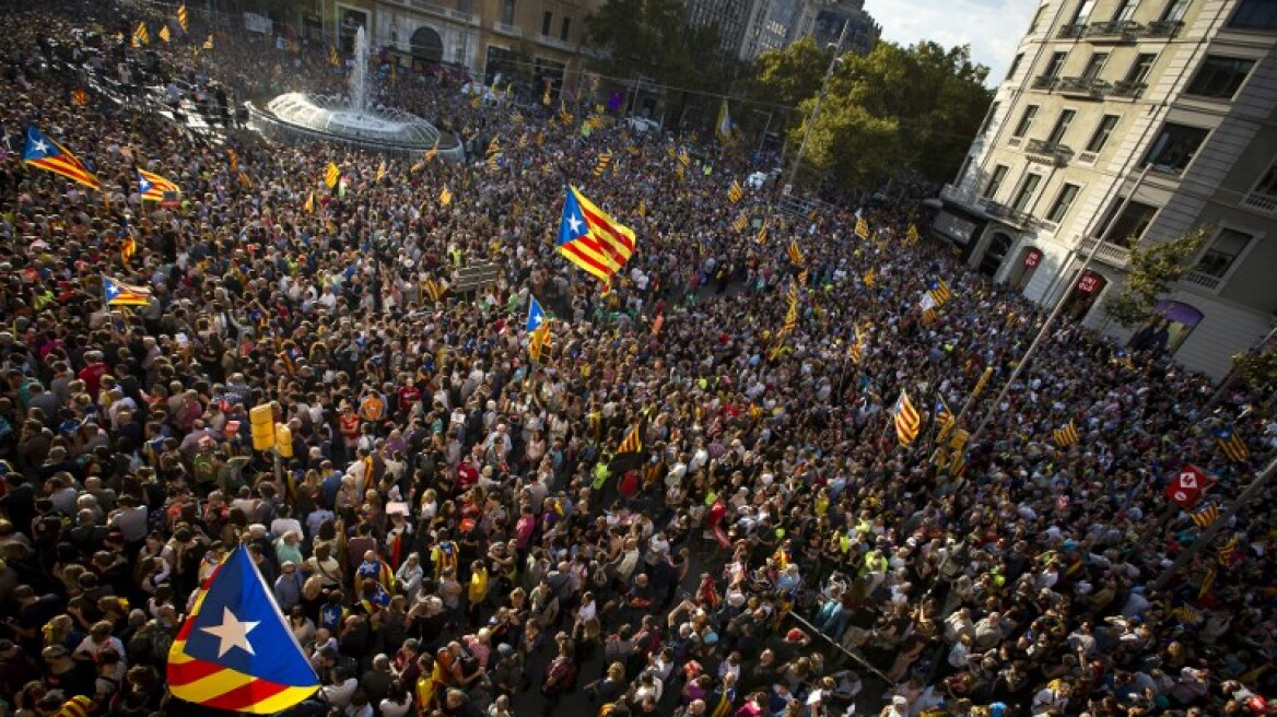 Καταλονία: Η Μαδρίτη καταργεί την κυβέρνηση - «Πραξικόπημα», απαντά η Βαρκελώνη