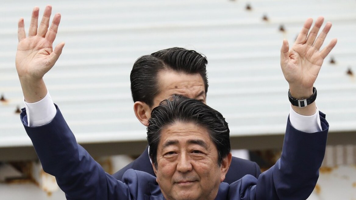 Εκλογές στην Ιαπωνία: Μεγάλη νίκη του Άμπε δείχνουν τα έξιτ πολς