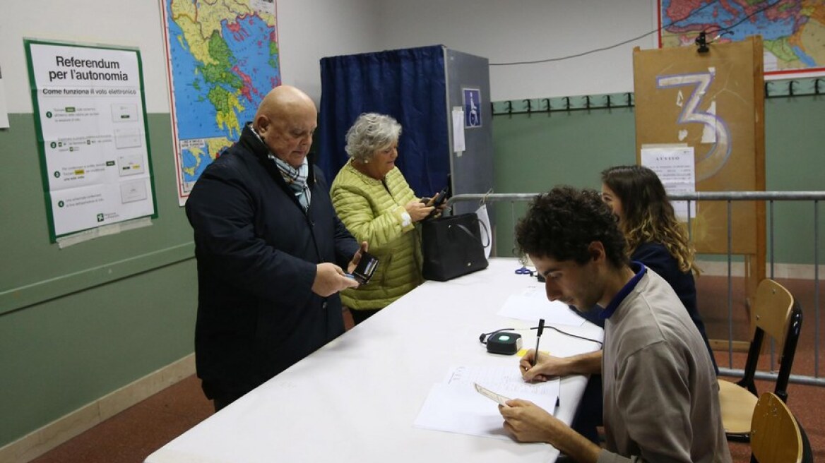 Δημοψήφισμα στην Ιταλία: «Χλιαρή» η προσέλευση στην Λομβαρδία - Πιο δυναμική στο Βένετο