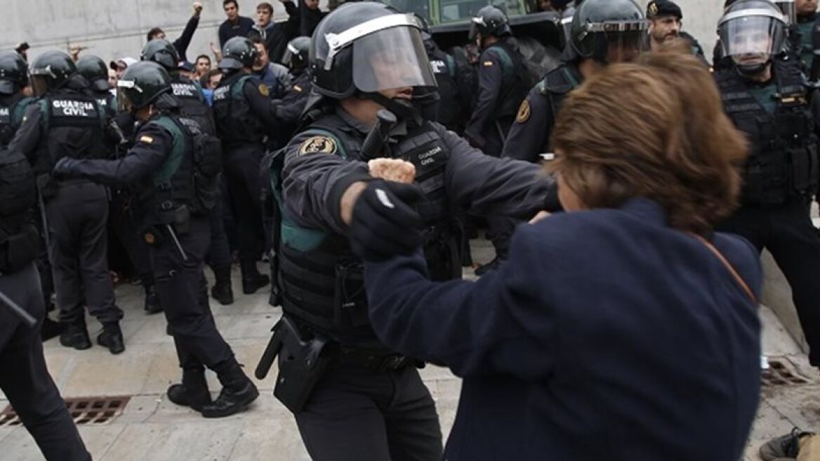 Ισπανός ΥΠΕΞ:  Πλαστές πολλές από τις φωτογραφίες που δείχνουν αστυνομικούς να χτυπούν διαδηλωτές