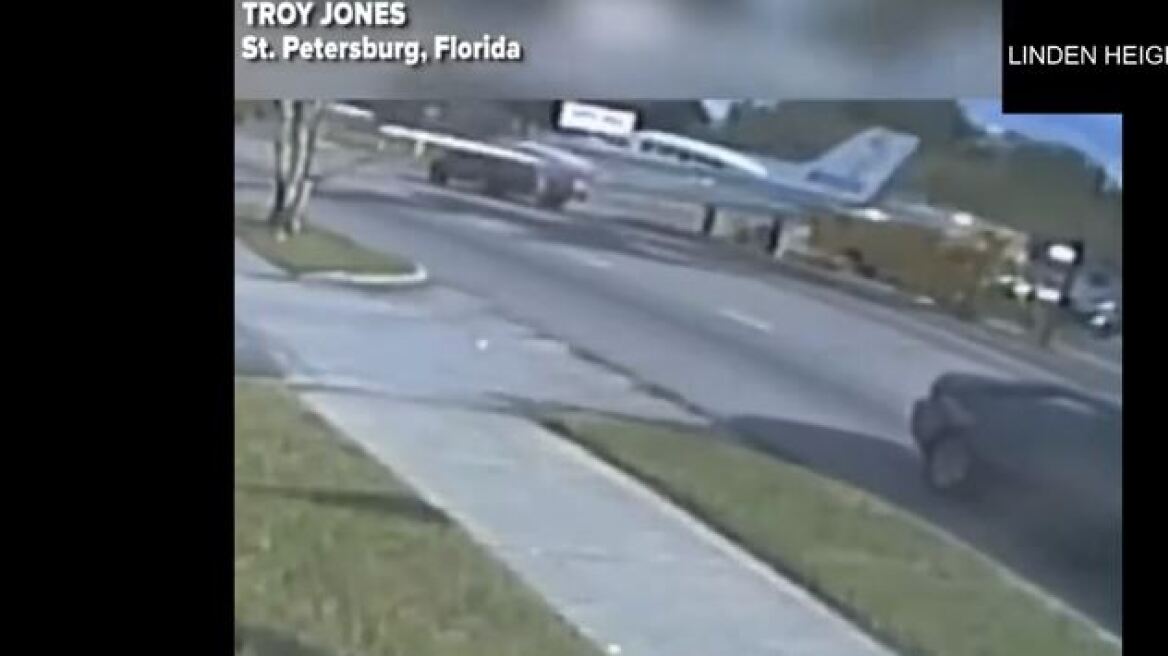 Τρομακτικό βίντεο: Μικρό αεροσκάφος έκανε αναγκαστική προσγείωση σε δρόμο με αυτοκίνητα