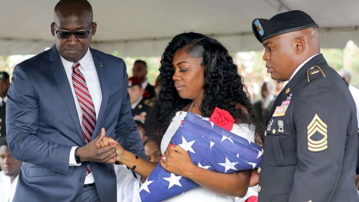 Η χήρα του στρατιώτη «καρφώνει» τον Τραμπ: Τραύλιζε, δεν θυμόταν το όνομα του συζύγου μου...