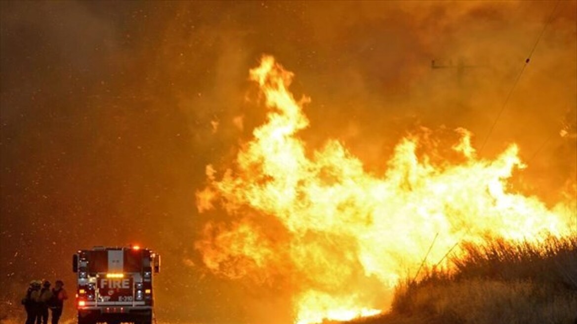 Καλιφόρνια: Οι πυροσβέστες δίνουν μάχη με τις φλόγες σε 10 μέτωπα