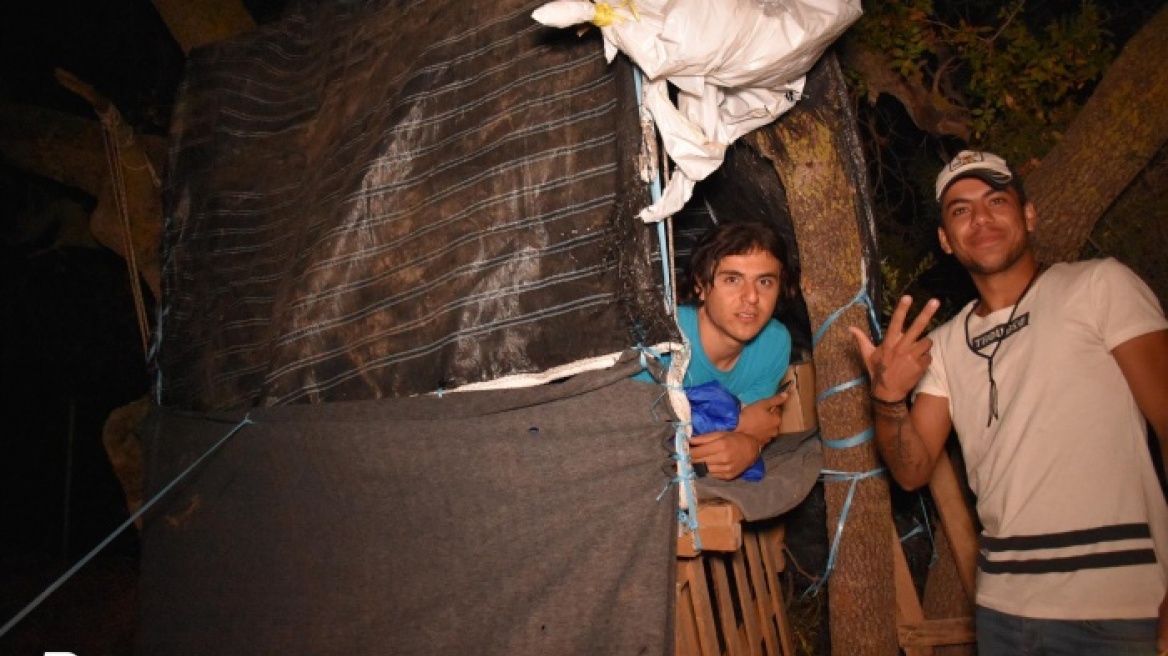 Χίος: Πρόσφυγες στήνουν σκηνές στα δέντρα για να αποφύγουν τα λασπόνερα!