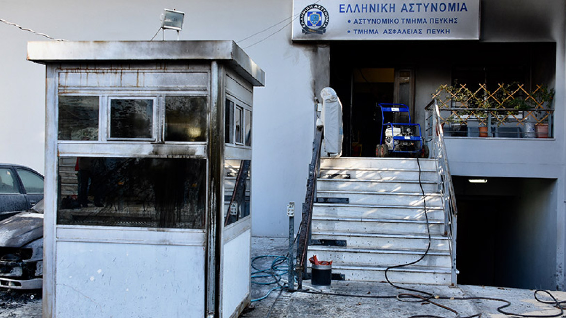 Κουκουλοφόροι επιτέθηκαν στο αστυνομικό τμήμα Πεύκης - «Ηθελαν νεκρούς»