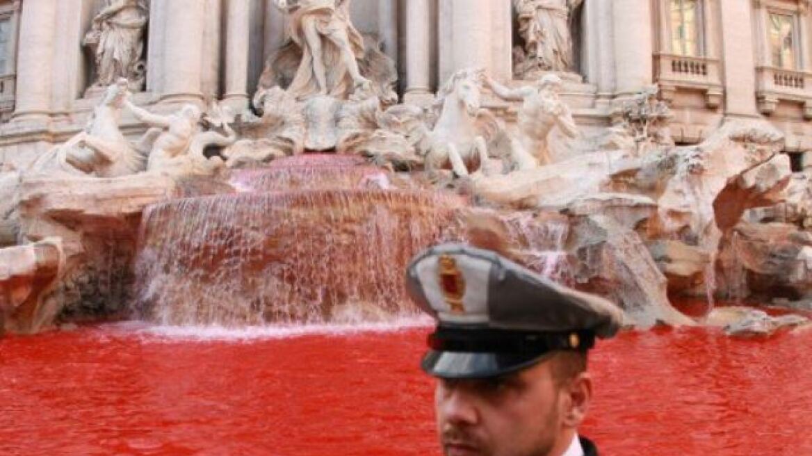 «Μάτωσε» η Φοντάνα ντι Τρέβι - Ακτιβιστής καλλιτέχνης τη γέμισε... κόκκινη μπογιά