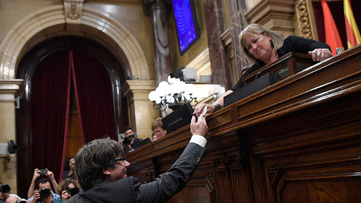Καταλονία: H Βουλή ψήφισε υπέρ της ανεξαρτησίας