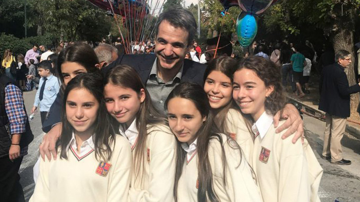 Φωτογραφίες: Στην παρέλαση του σχολείου της κόρης του ο Κυριάκος Μητσοτάκης