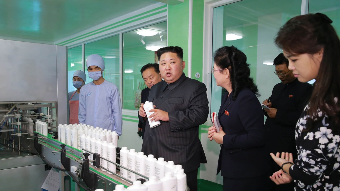 Βόρεια Κορέα: Ο Κιμ πήρε τη γυναίκα του και πήγαν σε... εργοστάσιο καλλυντικών