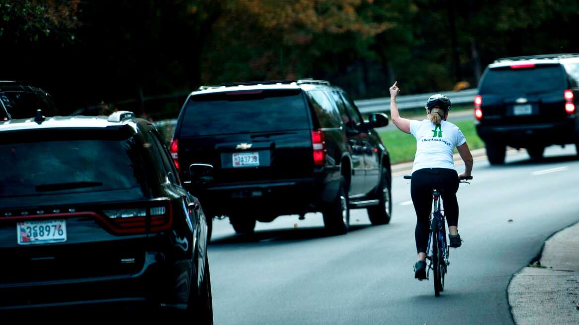 Φωτογραφία: Γυναίκα ποδηλάτης δείχνει το μεσαίο δάχτυλο στον Τραμπ! 
