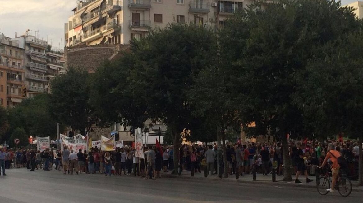 Θεσσαλονίκη: Ξεγύμνωσαν νεαρό επειδή φορούσε μπλούζα «Μολών Λαβέ»