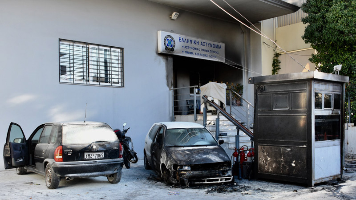 Αναρχικοί ανέλαβαν την ευθύνη για την επίθεση στο Αστυνομικό Τμήμα της Πεύκης