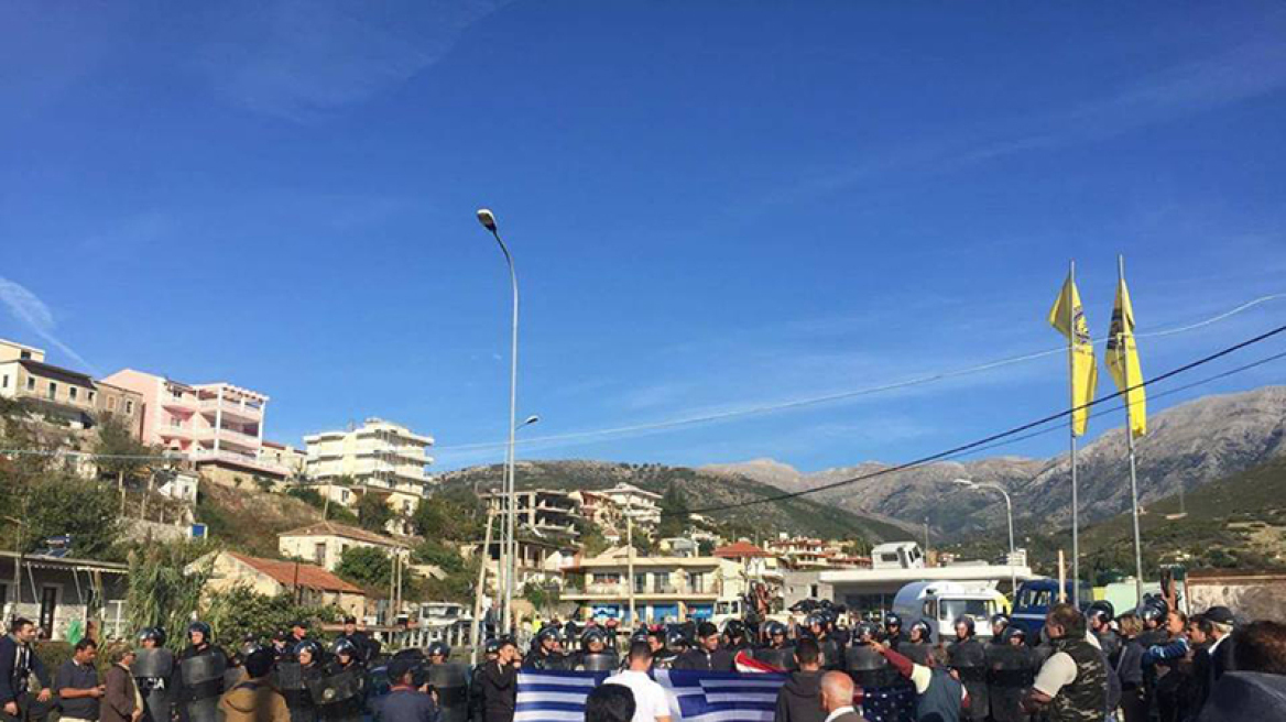 Χειμάρρα: Κρατούν ελληνικές σημαίες αλλά οι Αλβανοί κατεδαφίζουν ανενόχλητοι