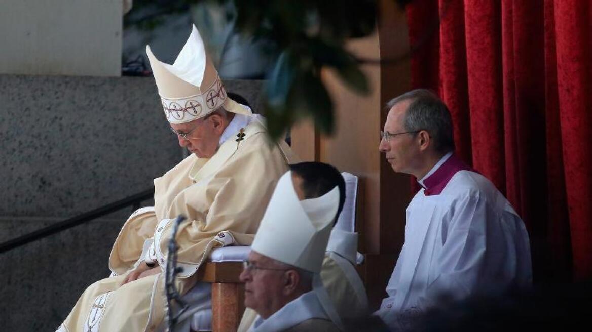 Ο Πάπας Φραγκίσκος παραδέχτηκε ότι καμιά φορά... κοιμάται ενώ προσεύχεται