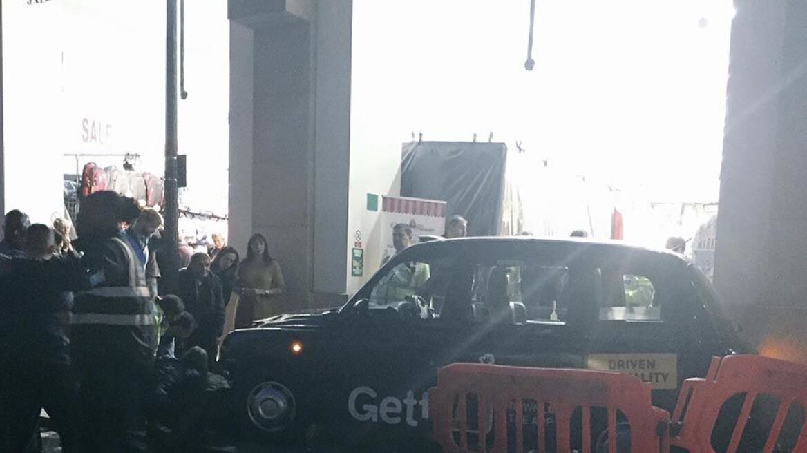 Λονδίνο: Ταξί έπεσε πάνω σε πεζούς - Τέσσερις τραυματίες, ο ένας σοβαρά