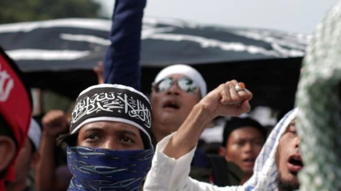 Ένας στους πέντε νέους της Ινδονησίας δεν θέλει κοσμικό κράτος αλλά μουσουλμανικό χαλιφάτο