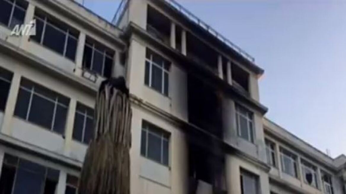 Υπό έλεγχο η πυρκαγιά στο πρώην νοσοκομείο Παπαδημητρίου