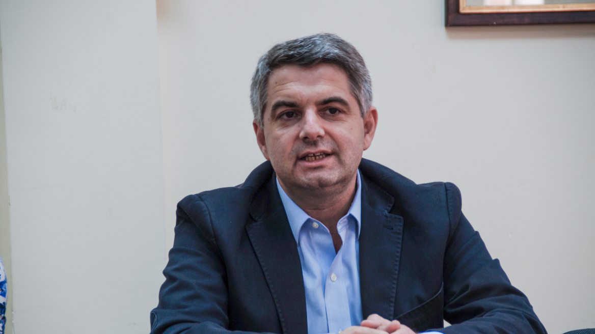 Νομοσχέδιο-βιομηχανία ρουσφετολογικών προσλήψεων καταγγέλλει ο Οδυσσέας Κωνσταντινόπουλος