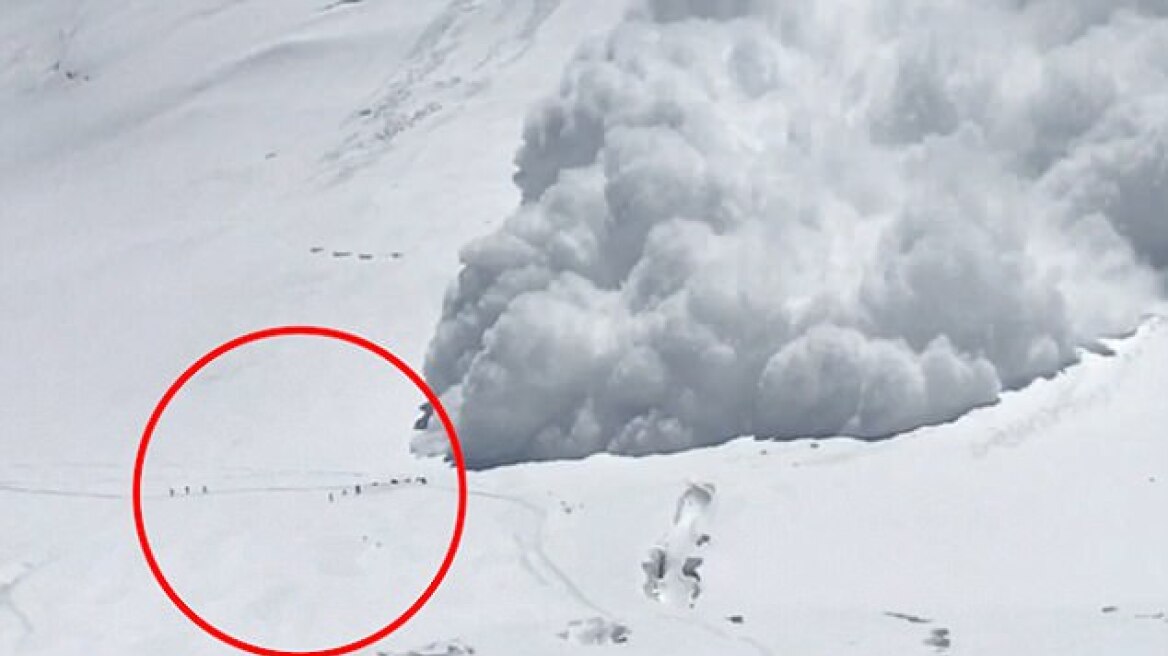 Τρομακτικό βίντεο: Χιονοστιβάδα «καταπίνει» ορειβάτες που βγαίνουν ζωντανοί!