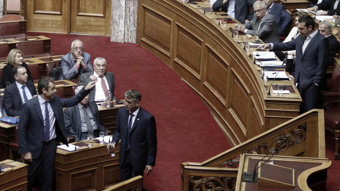 Η ώρα της αντιπαράθεσης: Τσίπρας - Μητσοτάκης στη Βουλή για ανομία και εγκληματικότητα